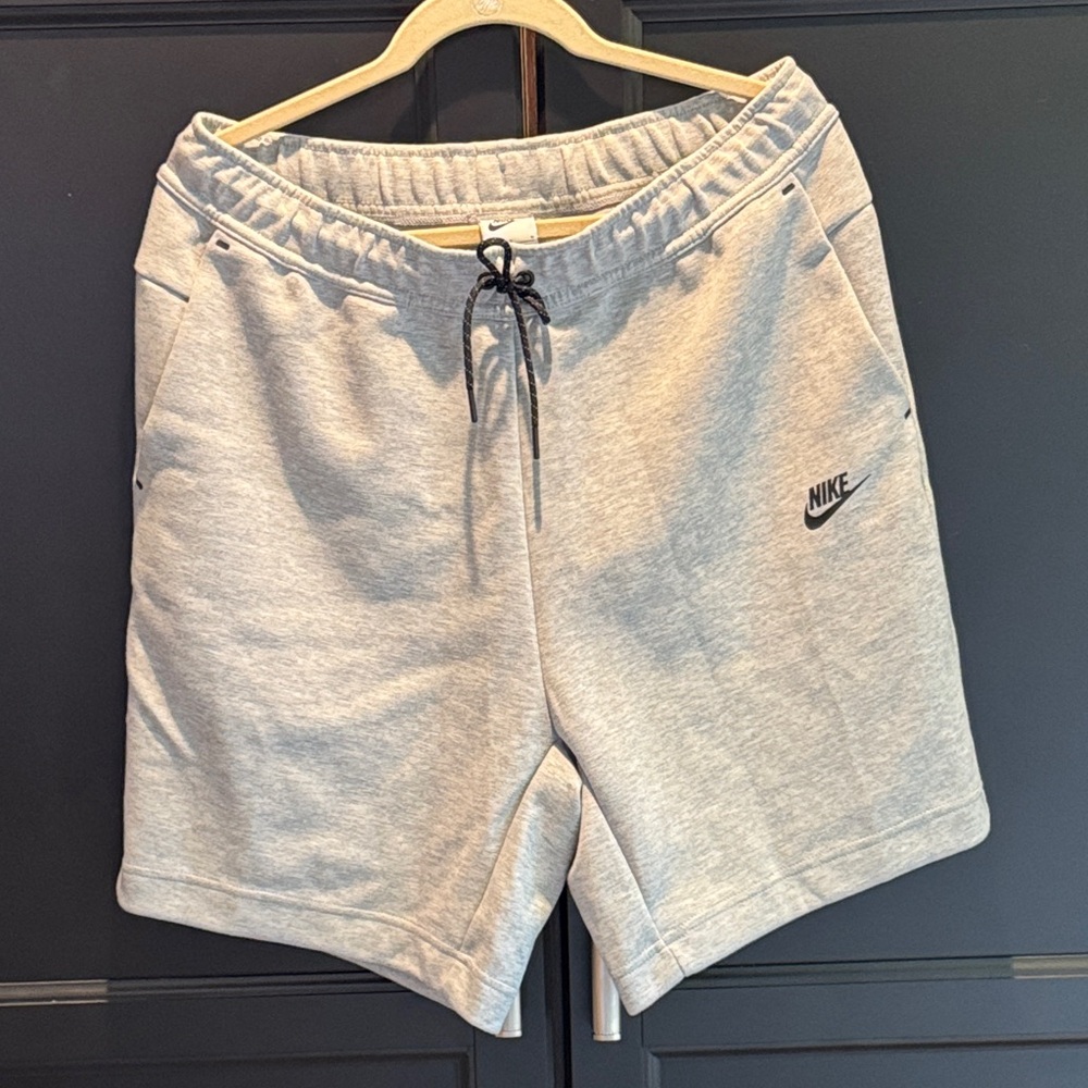 Nike Men's Light Gray Athletic Shorts